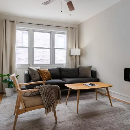 Sunlit Apartment In Lively Wicker-Bucktown